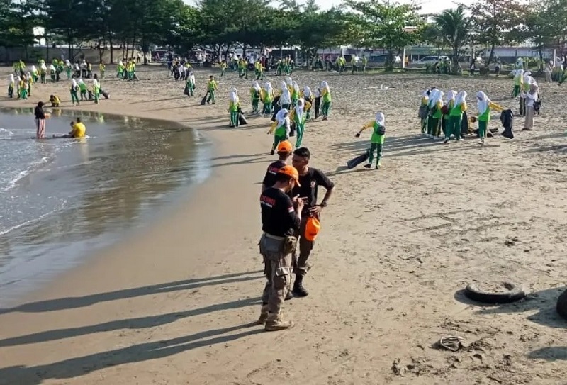 Bersih-Bersih Pantai Padang