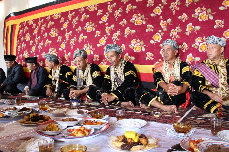 Makan Bajamba