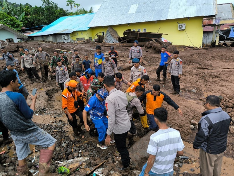 Pencarian Korban Longsor dan Banjir