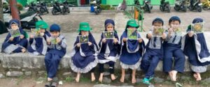 TKIT 3 Dar el-Iman Asah Kreativitas Lewat Kegiatan Kolase Bunga Alam
